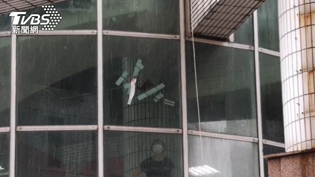 疑風雨太強!北市大樓玻璃突破裂 路人經過被砸傷