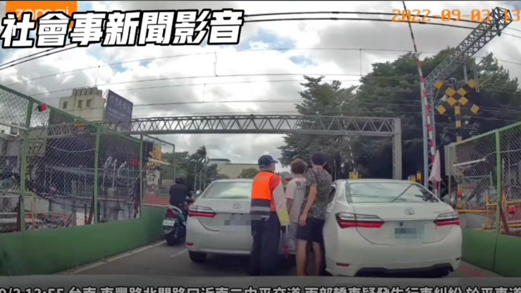 行車糾紛卡全場!2駕駛平交道前爭執 阻礙交通警要罰