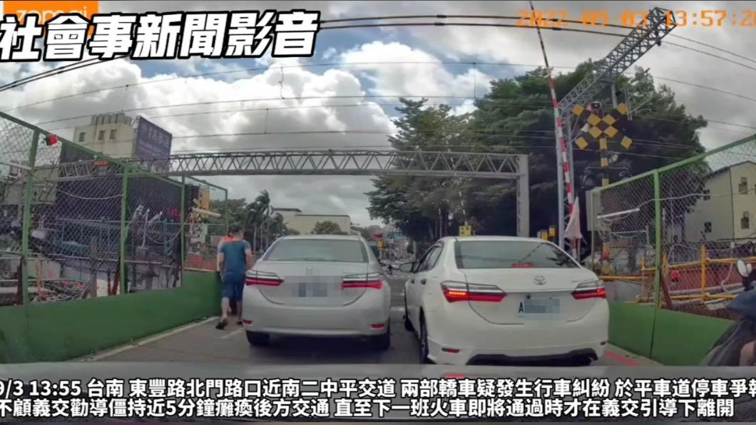 銀、白2車直接將平交道堵死。(圖/翻攝自社會事影音)