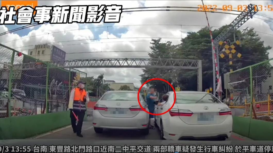 銀車駕駛先下車。(圖/翻攝自社會事影音)