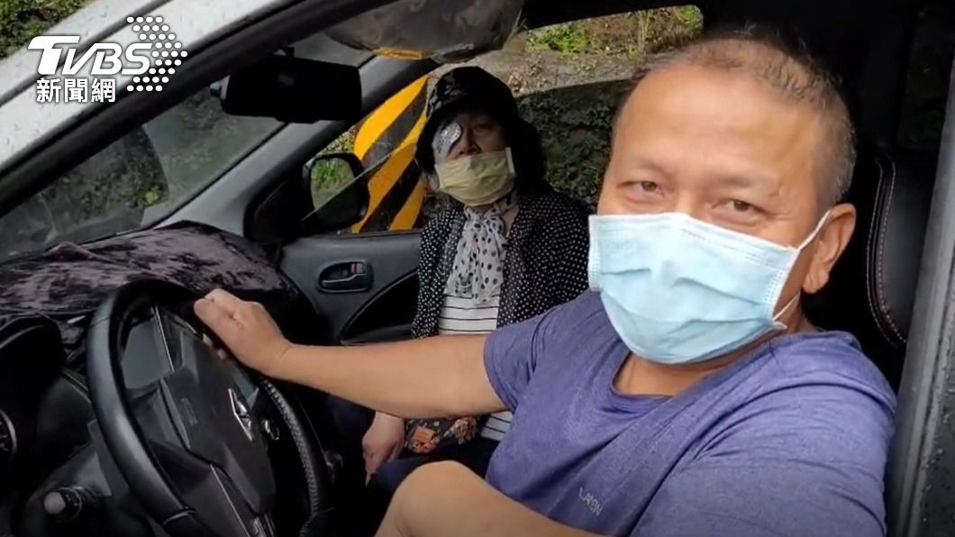 東河村村民下山看病返家路受阻。（圖／TVBS）