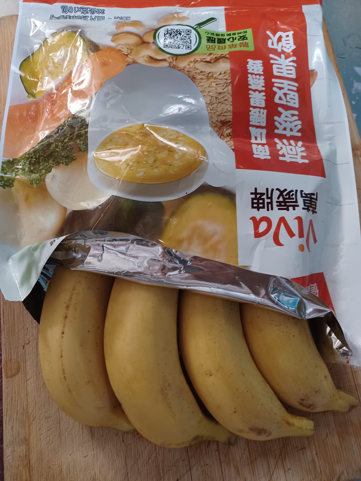 原PO分享用鋁箔的袋子保存香蕉效果更好。(圖/翻攝自「家常菜」臉書)