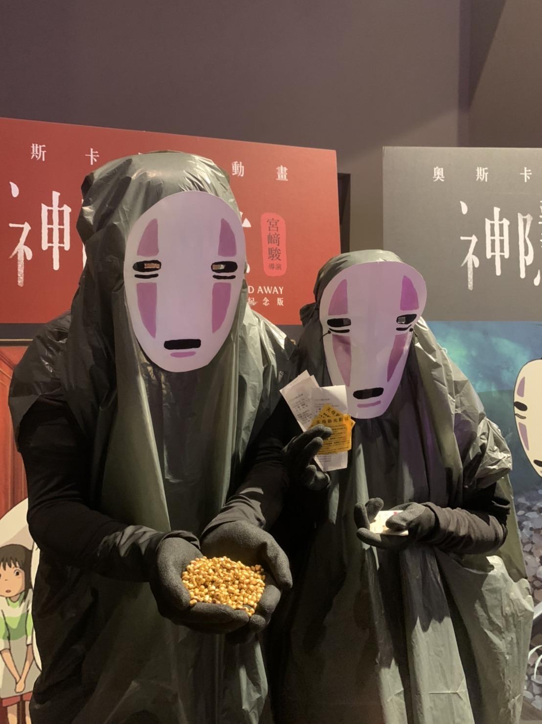 粉絲發揮創意將紅豆塗上金色廣告顏料,變成粒粒黃金。(圖/甲上提供)