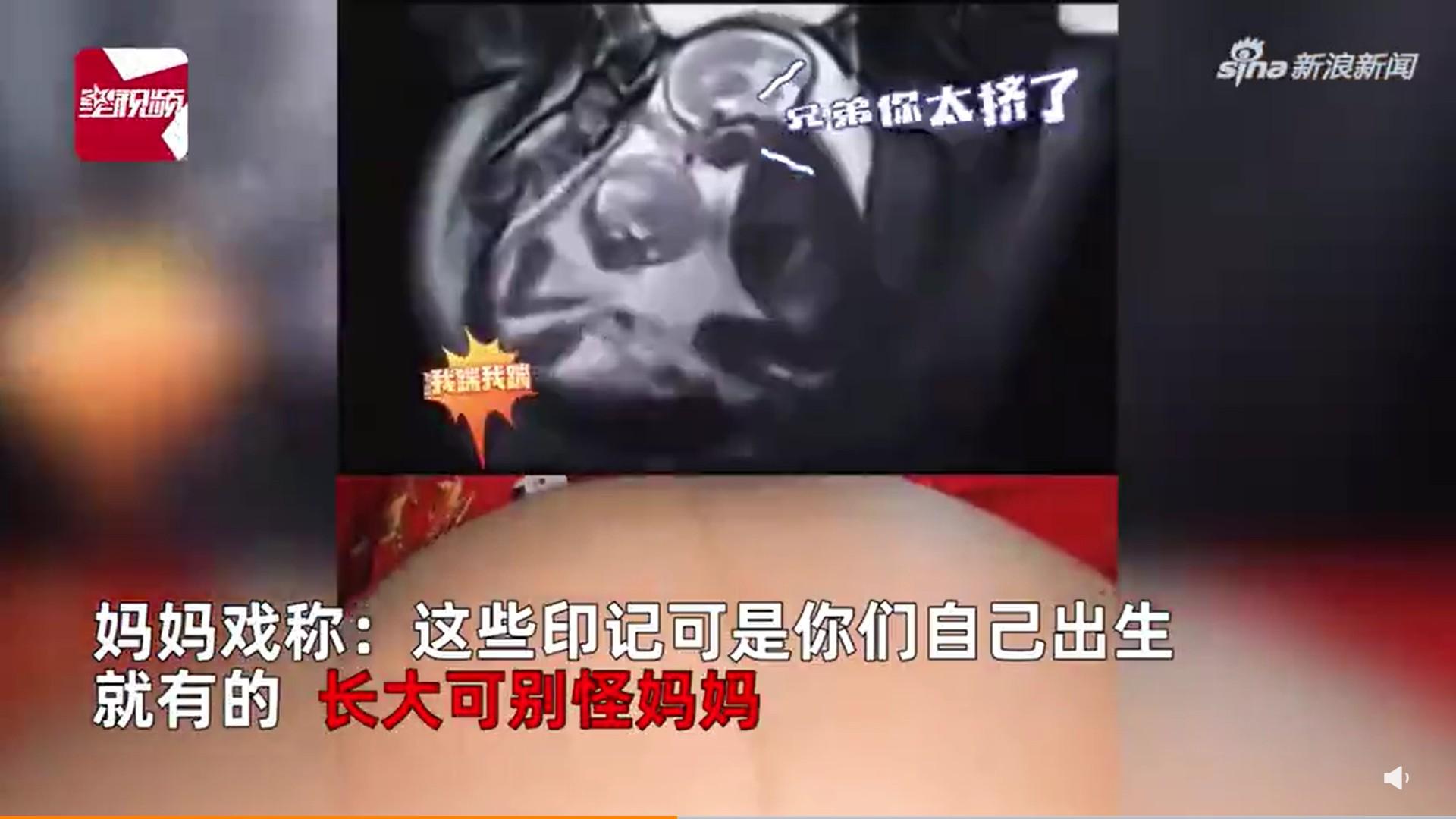 雙胞胎愛打架,讓媽媽哭笑不得。(圖/翻攝自微博)