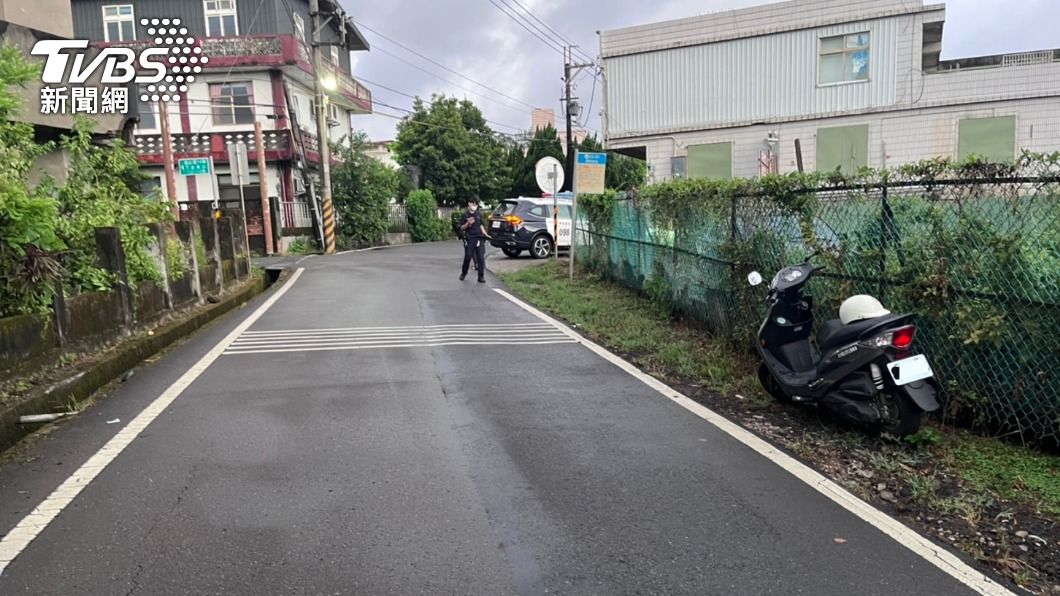 男子騎車跌落路旁水溝死亡。(圖/TVBS)