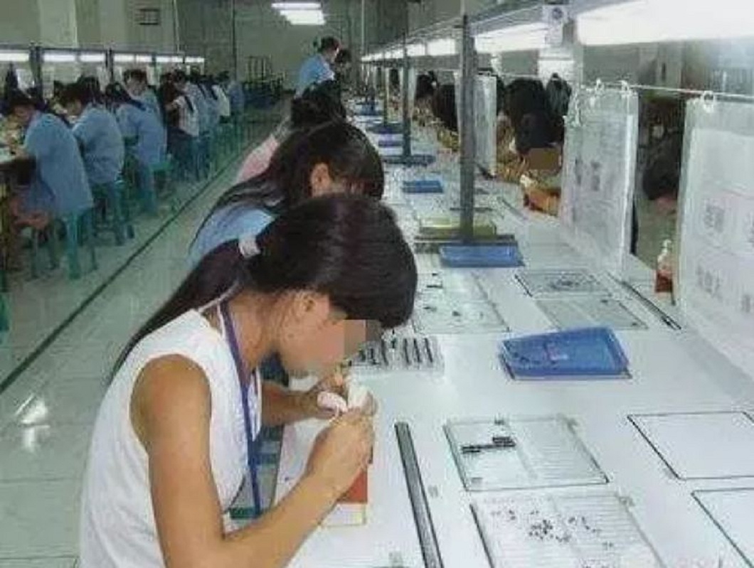 男子表示聽聞該工廠有很多正妹所以決定跳槽一去發現果然不假。(圖/翻攝自網易新聞)