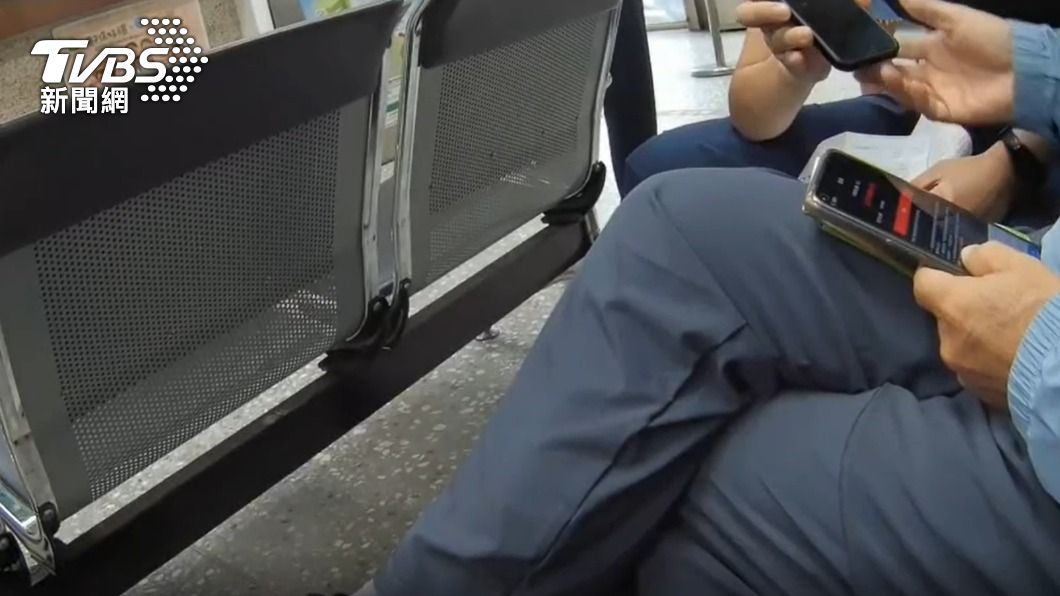 警員找到近期新聞案件解釋詐騙集團的手法,終於說服張男。(圖/TVBS)
