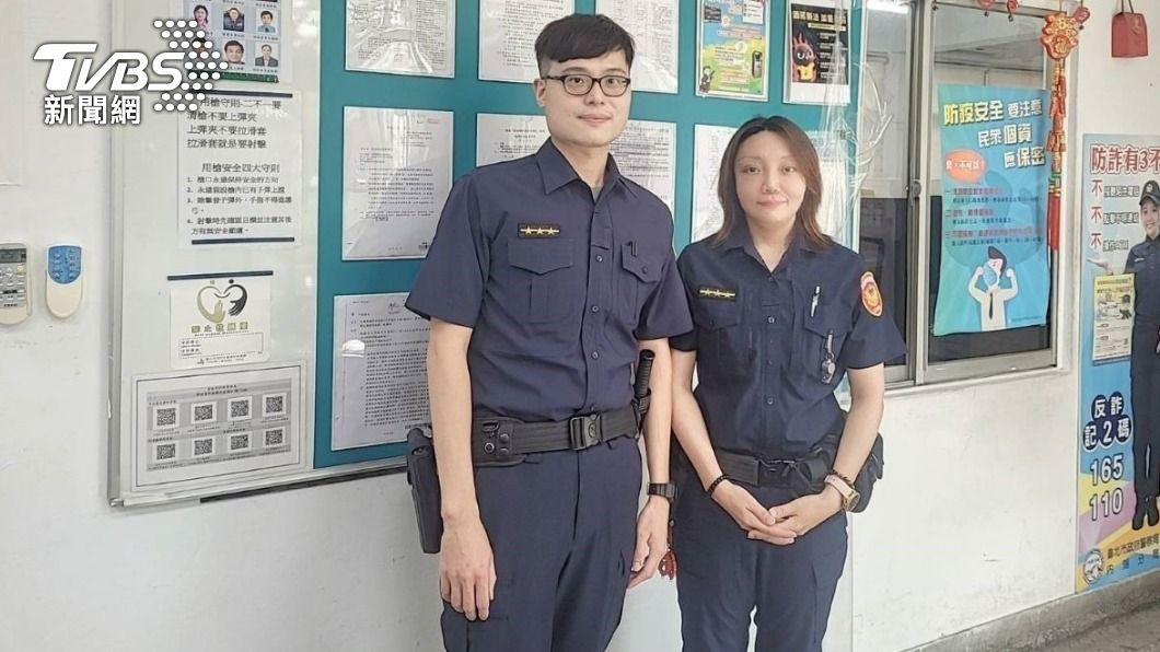 熱心助人的港墘派出所警員林子超(左)及王偉真(右)。(圖/TVBS)