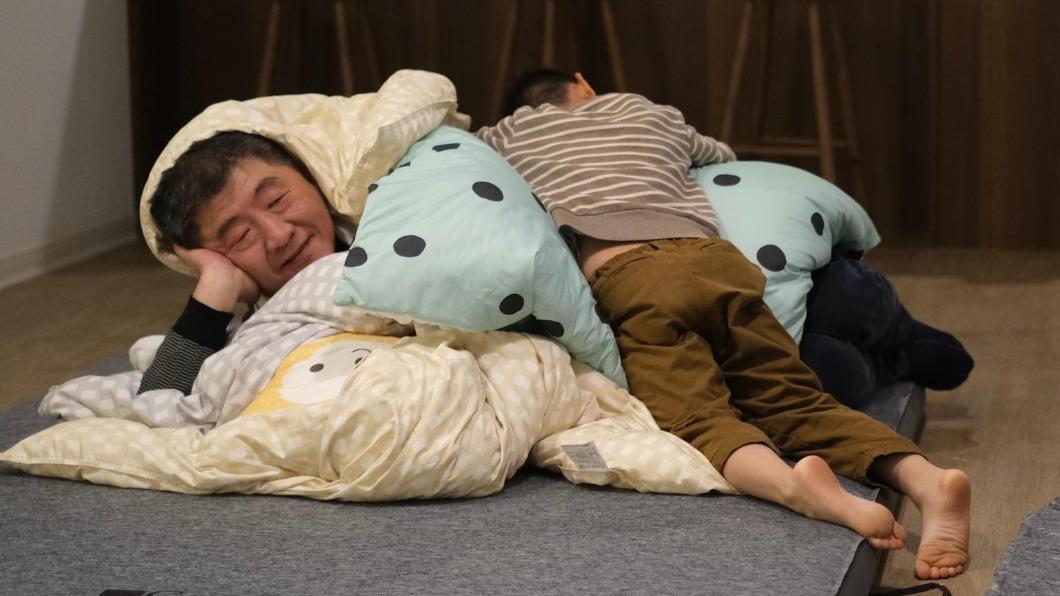 不當指揮官!陳時中自豪「下一個人設」 暖變孫子的大抱枕