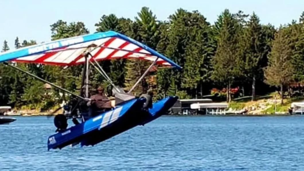 疑似強生駕駛的水陸兩棲機。(圖/翻攝自flytheswan.com)