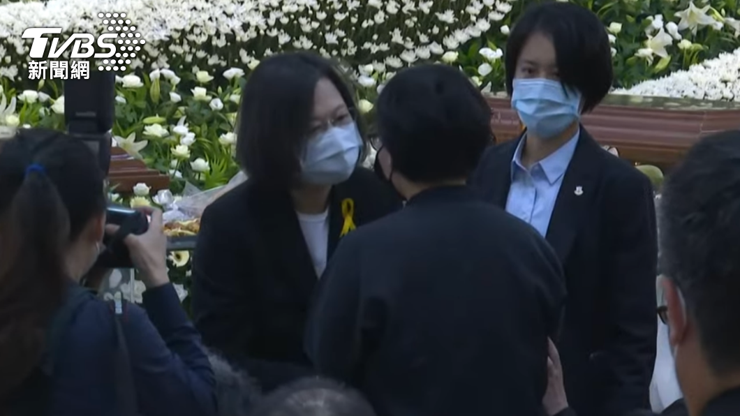 蔡英文也和家屬交談。(圖/TVBS)
