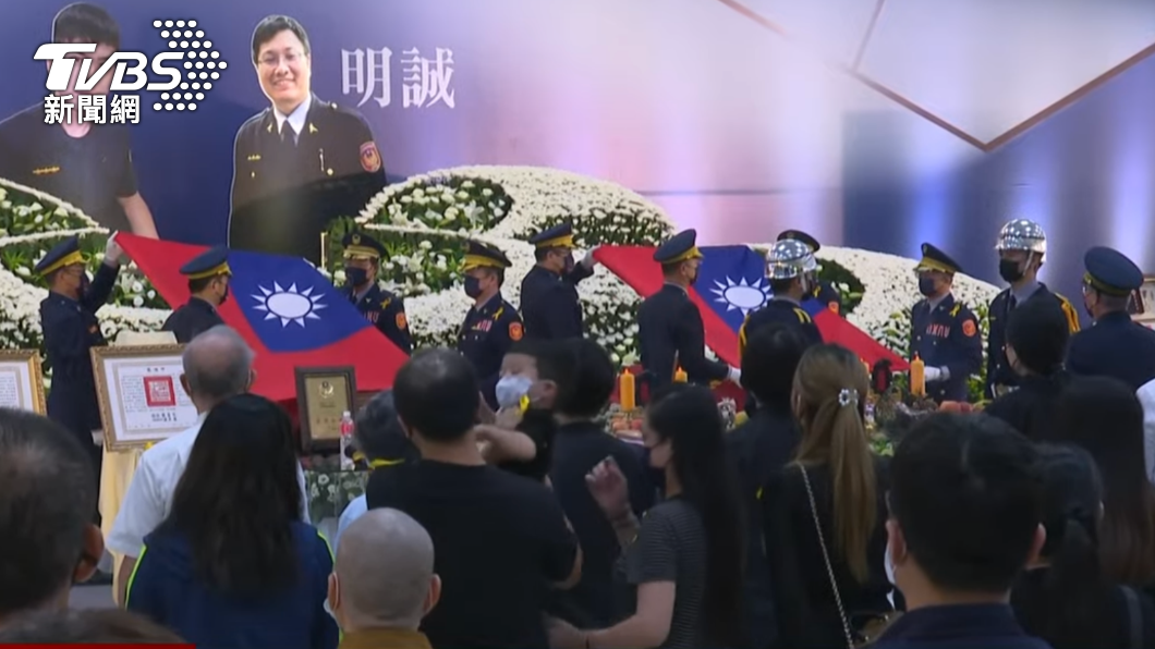 多位分局長為棺木蓋國旗。(圖/TVBS)