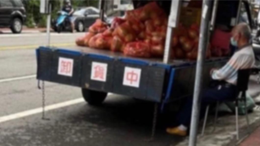 台中一名老翁路邊賣地瓜扛家計。（圖／翻攝自Dcard）