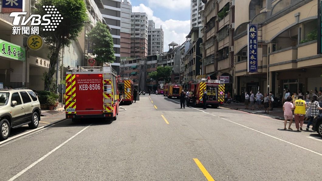 高雄大樓地下變電盤冒煙爆炸 周邊665戶一度停電
