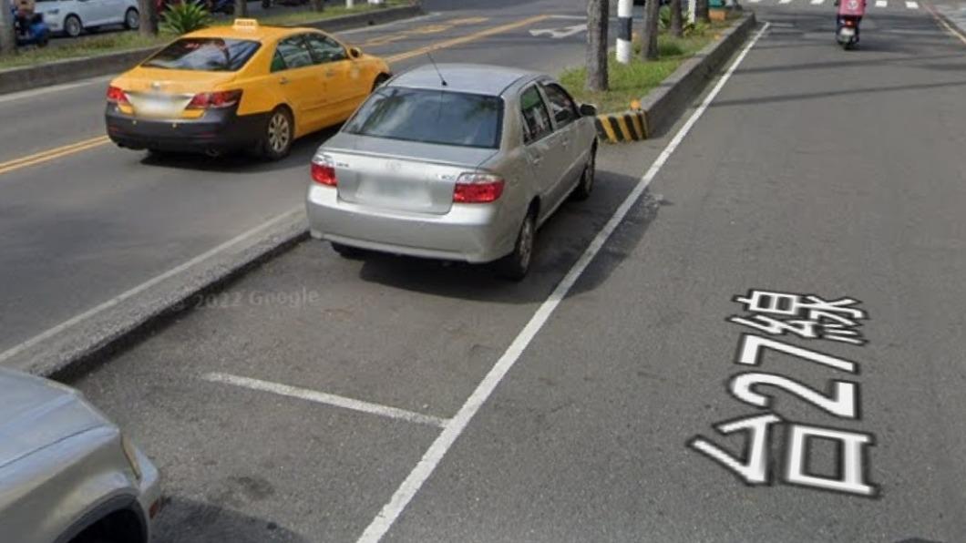 在屏東真的有停車格是設置在分隔島上。（圖／翻攝自Google）