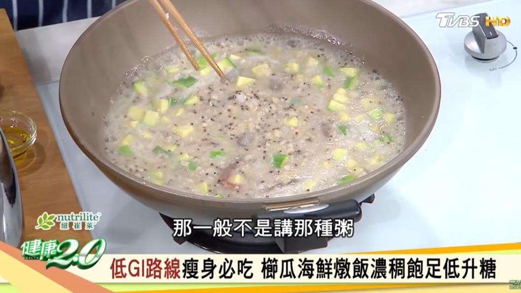 櫛瓜海鮮燉飯很有飽足感。(圖/翻攝自健康2.0YT)