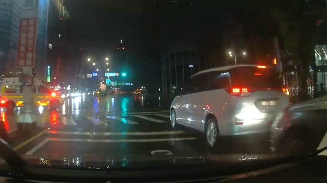 路口發現救護車出勤!廂型車急煞來不及 慘遭後車追撞