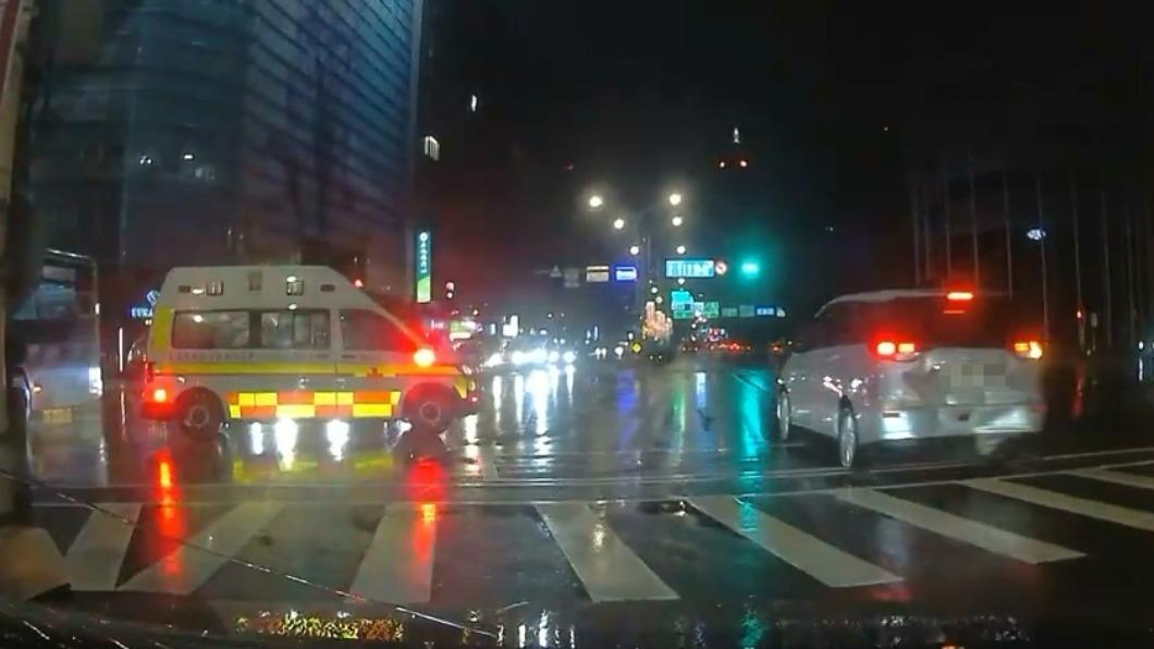 廂型車被推撞到路中央。(圖/YouTube WoWtchout - 地圖型行車影像分享平台)