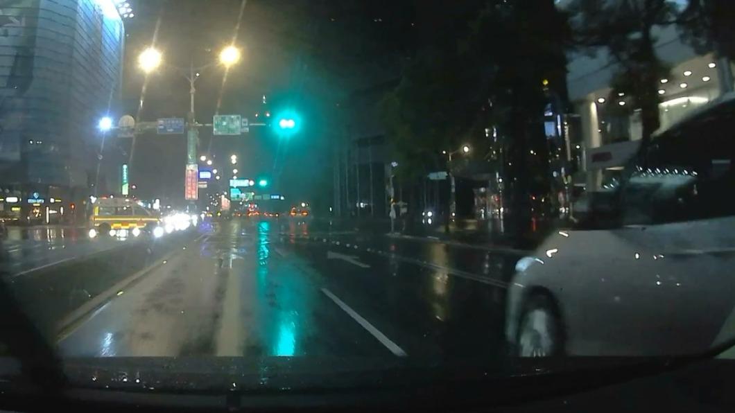 駕駛發現右邊車道車輛未減速,趕緊按喇叭提醒。(圖/YouTube WoWtchout - 地圖型行車影像分享平台)