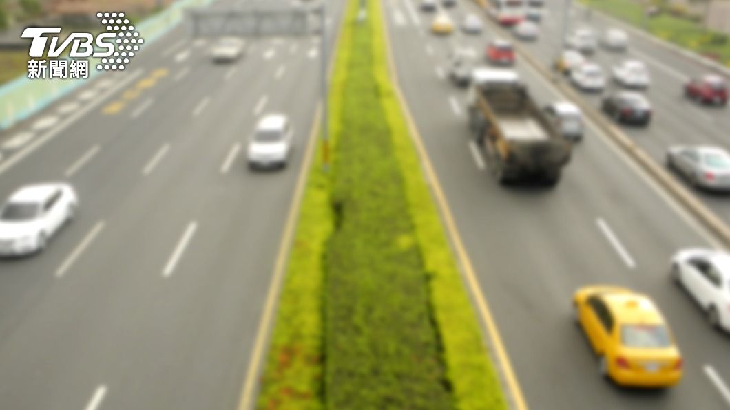 這麼狂?賓士臨停分隔島前 網一看地點笑了:屏東日常
