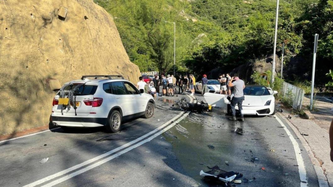 李女迎面撞上一輛Lamborghini Gallardo,而BMW X3因為煞車不及也撞到倒地的重機。(圖/翻攝自馬路的事臉書)