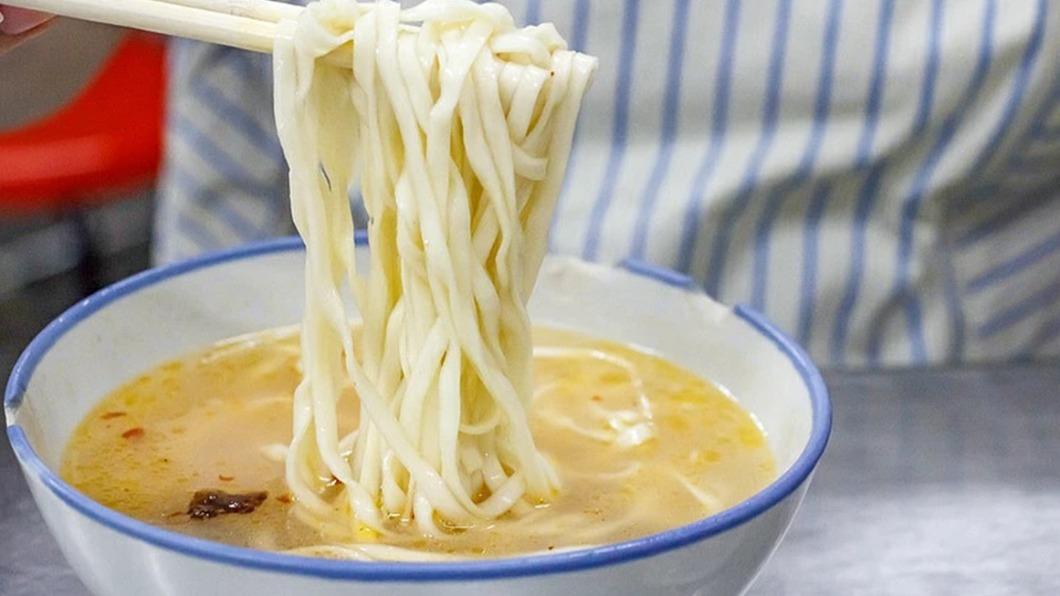 飄香50年！鶯歌老饕宵夜吃「垃圾麵」　豬骨湯加辣太銷魂