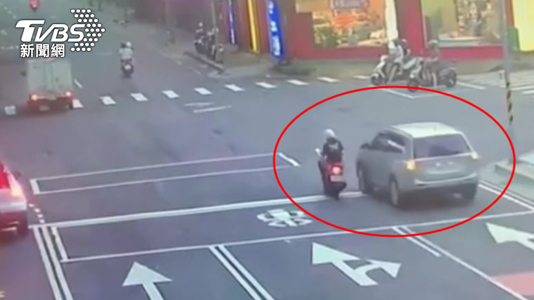原先三線車道縮減為兩線，轎車疑似欲內切沒注意一旁機車。（圖／TVBS）