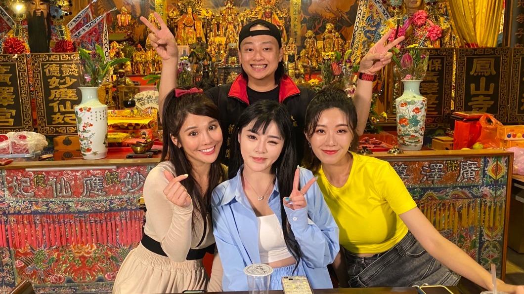 琳妲(前排左起)布丁、曾甜、賴銘偉(後)日前上節目。(圖/17LIVE提供)