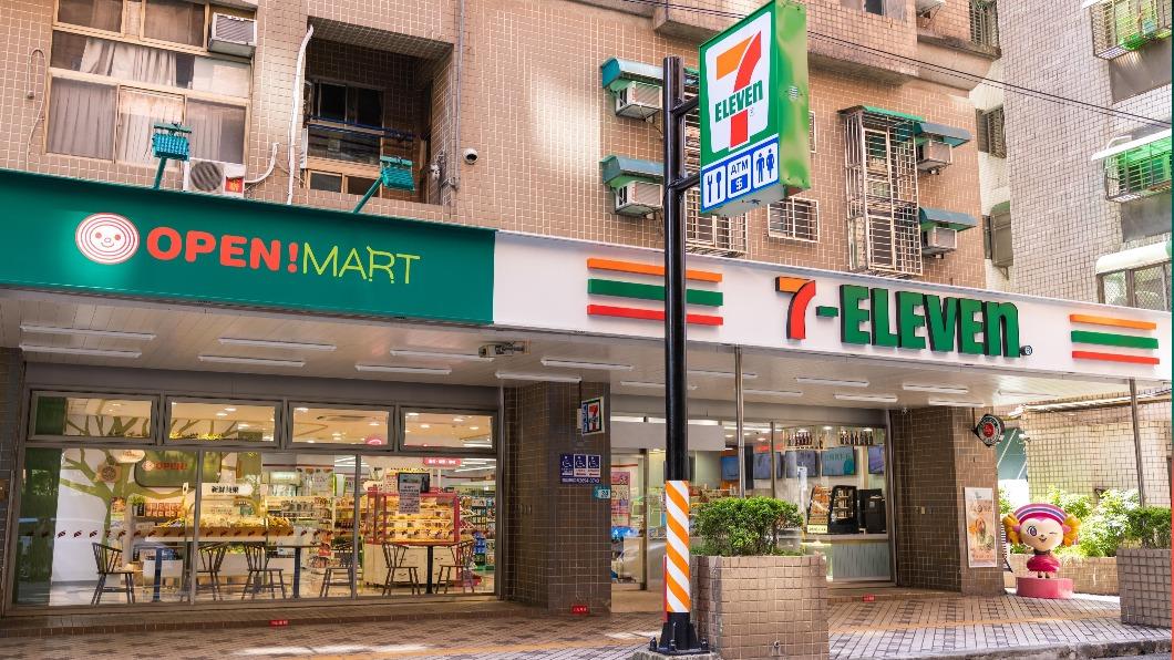 超商雙雄比拼!小7也開超市「逾6百款生鮮+現打果汁」尬全家