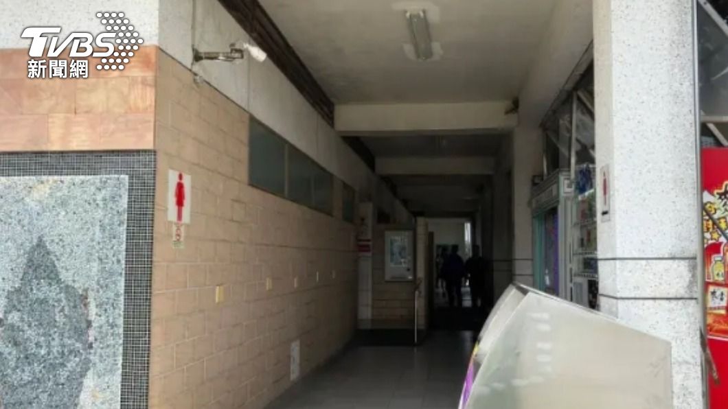 偷拍狼溜進女廁犯案。（圖／TVBS）