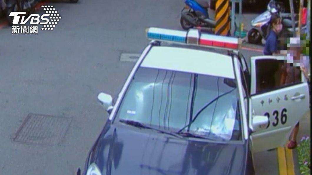 透中午八旬婦路邊徘徊！眼尖警認出手鍊　協助找家人