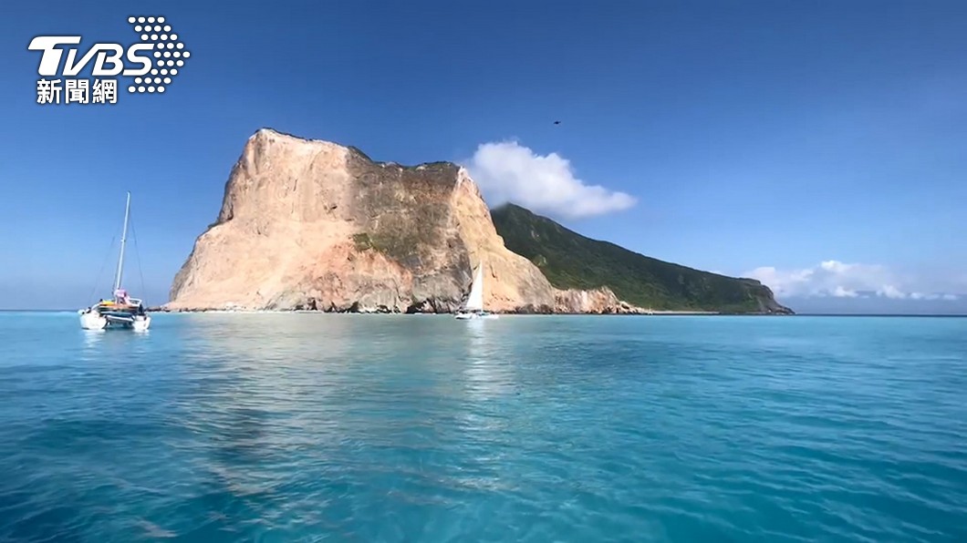 快訊/東北季風增強!龜山島封島1天 「長浪拍上碼頭」畫面曝