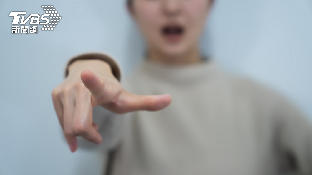 原PO稱說女性友人稱說剝蝦會過敏就請男友幫忙剝殼但對方接過蝦肉後隨即一口吞下讓她氣炸。(示意圖/shutterstock 達志影像)