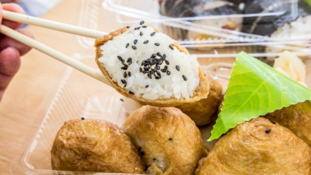 豆皮壽司很大一顆,外層豆皮很香,煮得很剛好不會爛。(圖/大手牽小手玩樂趣提供)