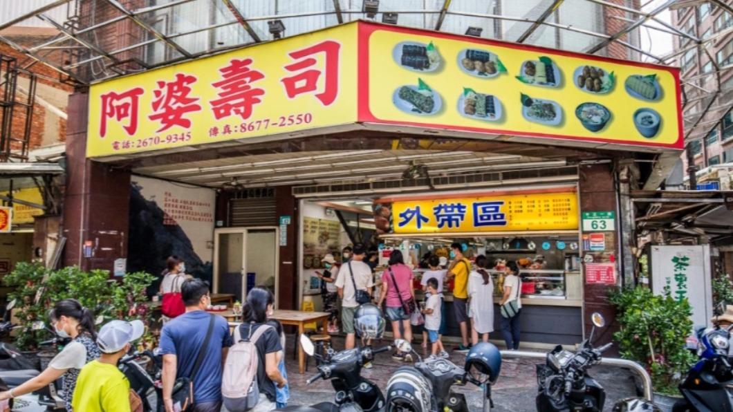 阿婆壽司不管平日、假日人潮都很多,生意相當好。(圖/大手牽小手玩樂趣提供)