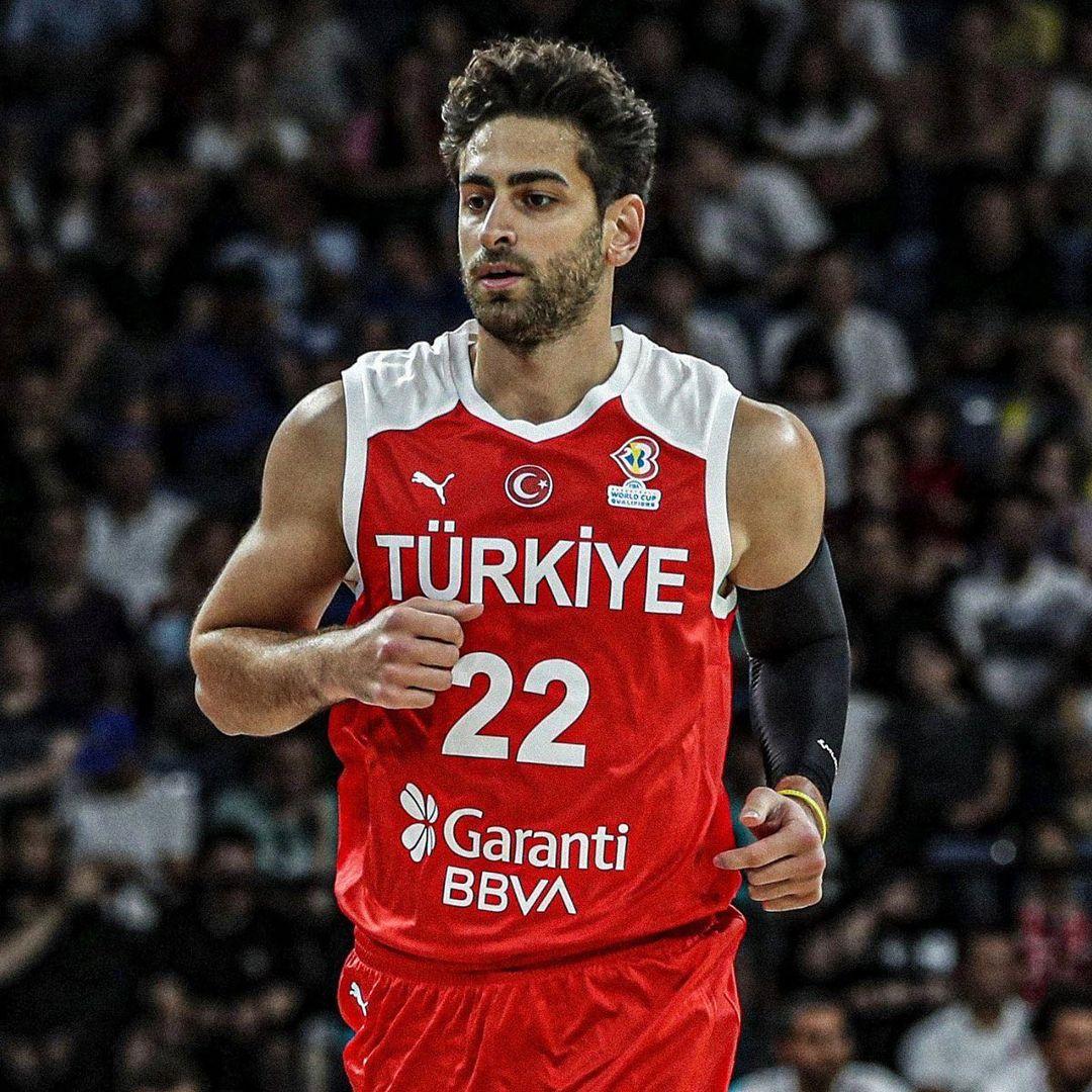 據傳保全也加入圍毆Furkan Korkmaz的混戰。(圖/翻攝自Furkan Korkmaz IG)