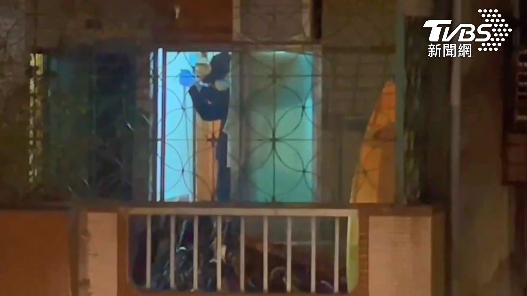 警方在死者住家鑑識採證。 圖/TVBS