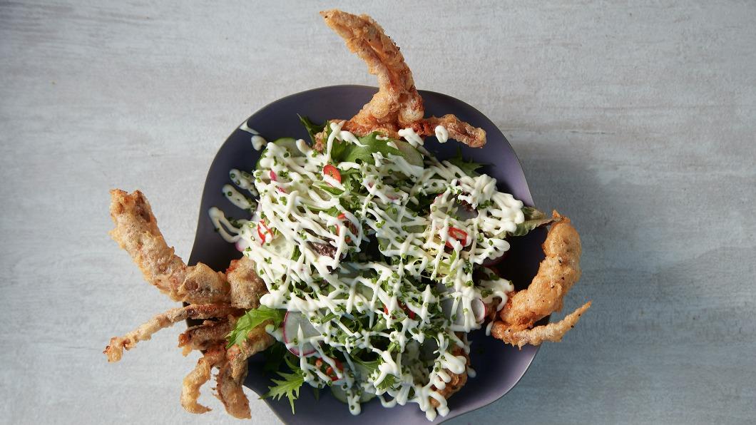 開胃前菜「酥脆軟殼蟹沙拉、柑橘醬汁、醃製辣椒」。(圖/業者提供)