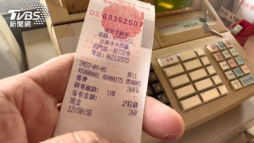 網友指出,阿堂鹹粥提醒才開發票。(圖/TVBS)