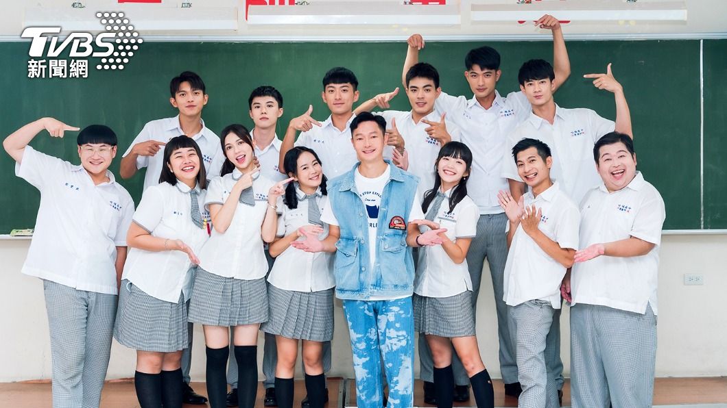 謝祖武與學生演員們 (左前一)鄭豐毅、李星鏴、鄭芯恩、孔令元、馮容潔、逸祥、山豬(左後一)林輝瑝、商鈞、岳軒、楊翹碩、王新凱、黃柏峰。(圖/TVBS)