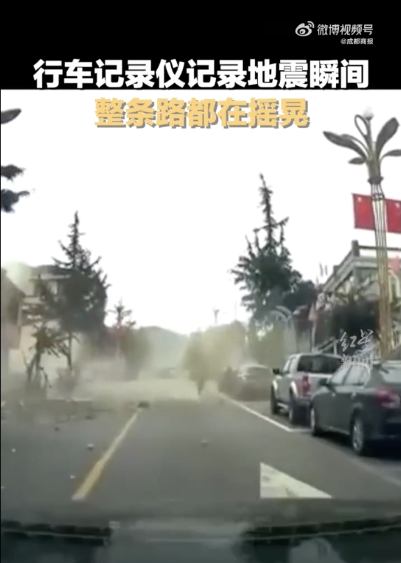 招牌倒塌後路面揚起一片塵土。(圖/翻攝自微博)