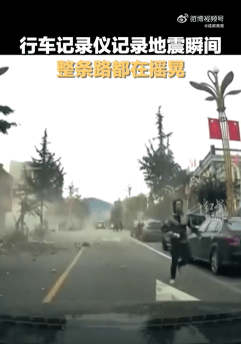 一名男子急奔而過逃亡。(圖/翻攝自微博)