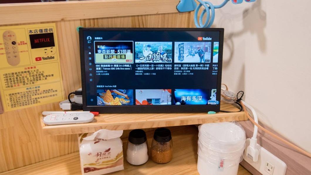 每個桌子前面都有螢幕，可以看網路電視、YouTube或Netflix。（圖／南人幫-Life in Tainan提供）