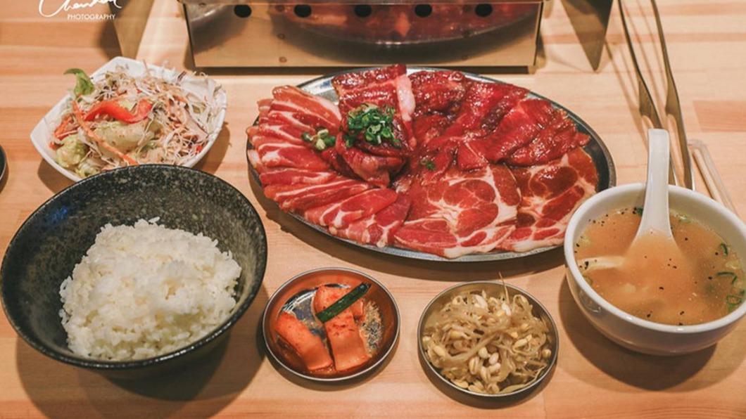 難民套餐除了有250g的肉，還有附贈沙拉、味增湯跟１碗白飯。（圖／CHANTAL.L。旅攝日嚐提供）