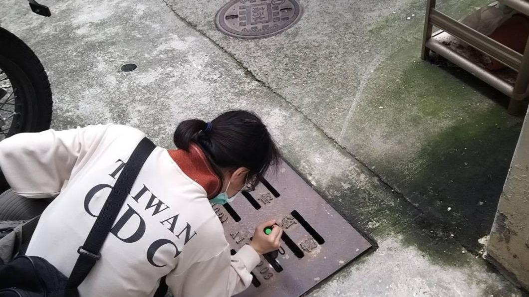 防疫人員於前鎮區水溝執行查核。(圖/疾管署提供)