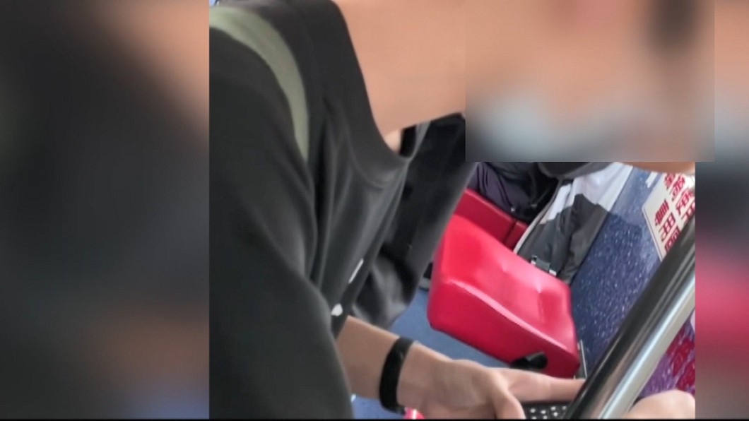 男子後方尚有兩個身障者優先空位。(圖/翻攝自爆料公社臉書)