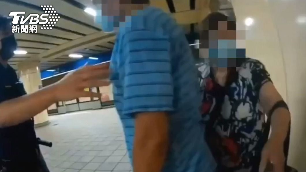 男子媽媽說是因為他肚子痛不舒服才會失控揍人。(圖/TVBS)