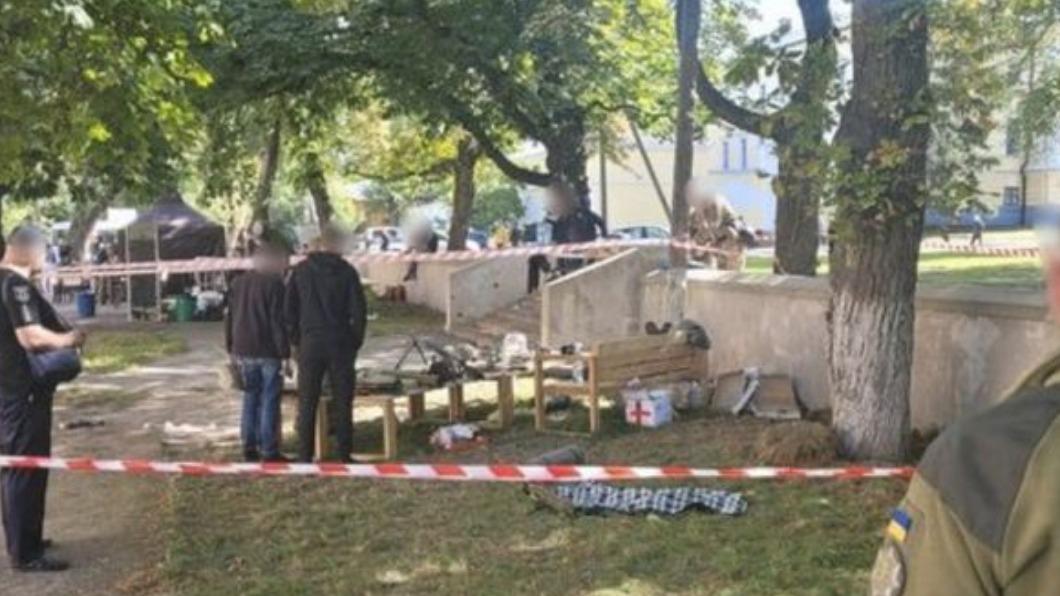 扯!烏軍讓10歲童把玩火箭砲 軍事展引爆炸傷15人