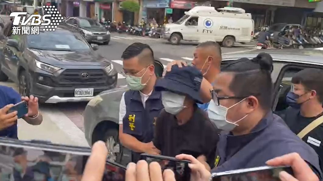 永和分屍案涉案梁姓男子被警方帶回偵辦。(圖/TVBS)