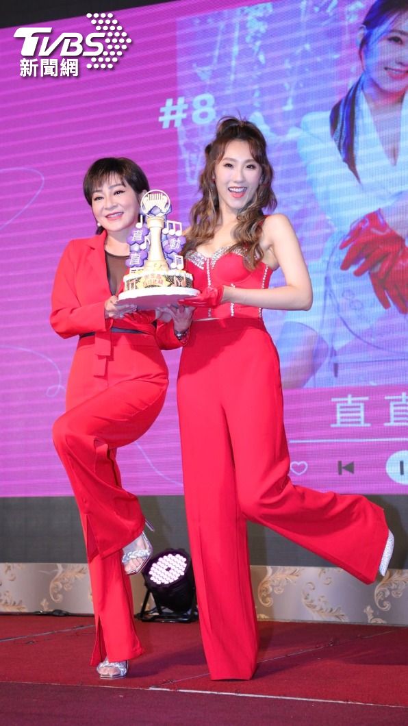謝金晶舉辦發片記者會,王彩樺送上金曲獎座造型蛋糕。(圖/黃城碩攝)